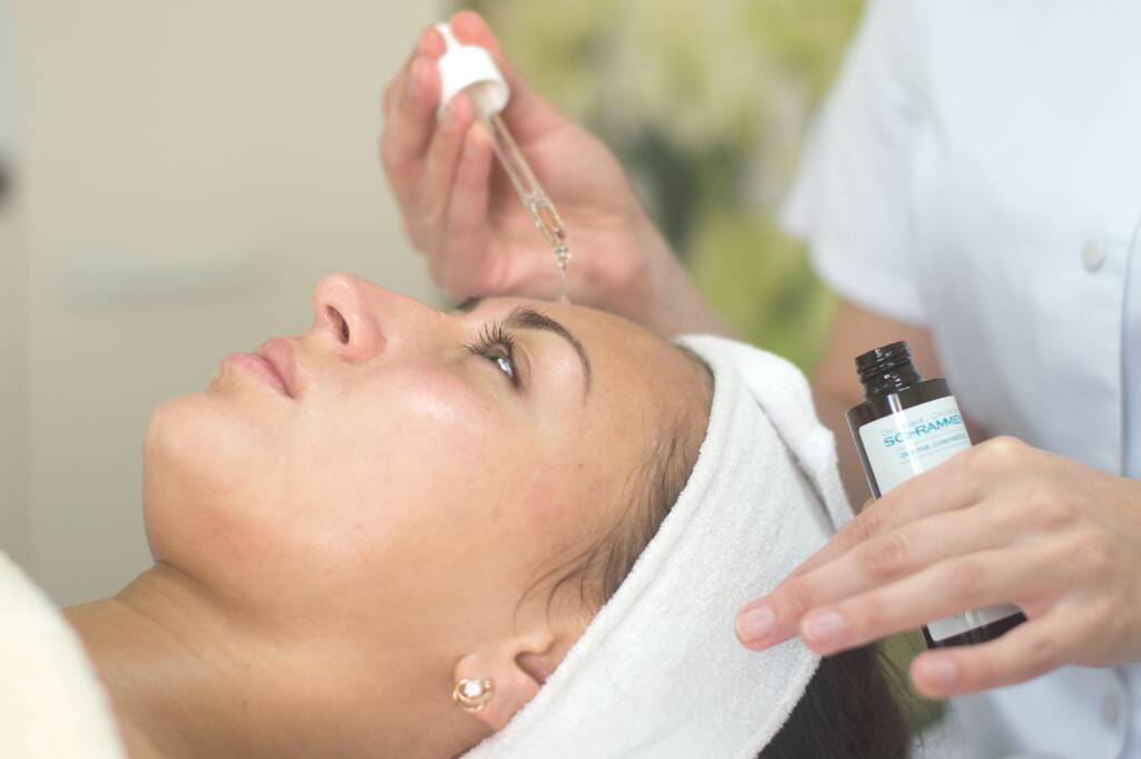 Efekty zabiegu odmładzającego retinol witamina C w Bydgoszczy - poprawa jędrności i redukcja zmarszczek